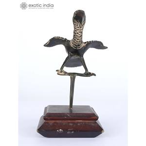 Estatua de pájaro de latón de 7 pulgadas hecha a mano en escultura decorativa con base de madera para decoración de mesa - Product Image 3