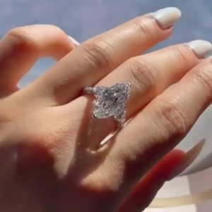Bague de fiançailles élégante en argent sterling 925 plaqué or blanc et rose, sertie de trois pierres de moissanite taille marquise pour femme - Product Image 3