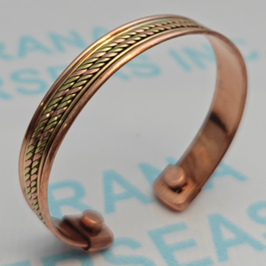 Pulsera Magnética de Cobre - Artesanía Metálica Hecha a Mano, Forma Personalizada, Patrón Escénico, Diseño Moderno para Meditación y Equilibrio Energético - Product Image 5