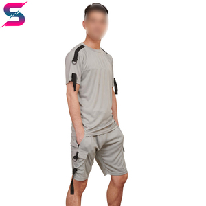 Conjunto de Camiseta de Manga Corta y Pantalones Cortos Cargo para Hombre, Diseño OEM ODM, Estilo Casual de Verano, Color Gris, Tejido de Secado Rápido, Cuello Redondo, Color Sólido, Ropa para Exteriores - Product Image 4