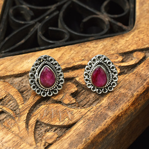 Boucles d'oreilles clous en argent sterling 925 avec rubis naturel en forme de poire, bijoux en argent faits à la main avec pierres précieuses, fournisseur en gros - Product Image 1