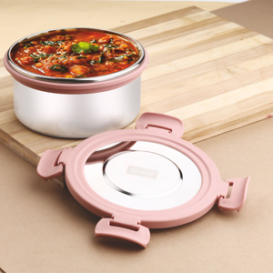 Conteneur alimentaire isotherme rond avec couvercle, rempli de chips de légumes au curry et de bonbons colorés, présentés sur un plateau en bois - Product Image 5