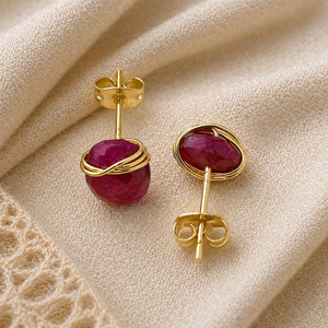 Clous ovales en rubis sertis de fils |   Boucles d'oreilles pierre de naissance de juillet |   Bijoux en cristal faits à la main - Product Image 4