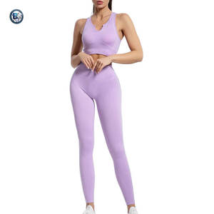 Tenue de sport élégante avec leggings stretch taille haute et soutien-gorge de sport pour l'entraînement et la salle de sport - Product Image 1