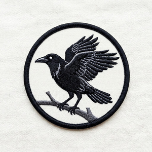 Parche Bordado Termoadhesivo de Cuervo Negro en Rama, con Alas en Movimiento, Insignia Redonda, Decoración Gótica para Ropa, Venta al por Mayor - Product Image 1