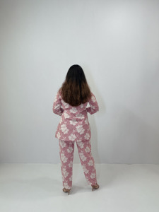 Elegante Conjunto Coordinado para Mujer con Estampado Floral Rosa Polvoriento, Top de Manga Tres Cuartos y Pantalones Rectos a Juego - Product Image 3