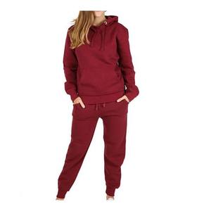 Conjunto deportivo de terciopelo suave para mujer con un tacto lujoso y un corte clásico diseñado para mayor comodidad en el descanso o como un atuendo informal elegante. - Product Image 4