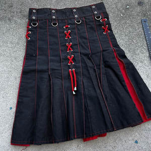 Kilt Utilitaire Écossais Noir & Rouge pour Femme, Style Gothique Grunge, Fait Main, Poches Cargo, Touche Audacieuse 2026 - Product Image 2
