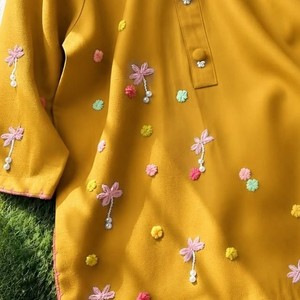 Châle en mousseline de coton brodé couleur moutarde pour femme, avec pompons, style ethnique traditionnel, doux pour la peau, respirant, printemps-été, décontracté - Product Image 3