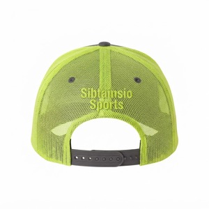 Gorra de béisbol unisex de malla verde neón y gris carbón, con texto bordado personalizado, ajustable, estilo snapback, informal, deportiva, para el sol. - Product Image 4