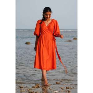 เดรสยาวสีส้มสำหรับผู้หญิง คอเหลี่ยม แขนพอง สไตล์ลำลองสำหรับฤดูร้อน ชายหาด ผูกเอว ทรงสวยเป็นธรรมชาติ เป็นมิตรกับสิ่งแวดล้อม ดีไซน์หรูหรา - Product Image 1