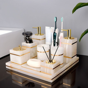 Ensemble d'accessoires de salle de bain - 6 pièces en résine, design moderne et luxueux, personnalisable, ensemble cadeau, porte-brosse à dents, gobelet à brosse à dents, distributeur de savon, savon - Product Image 1