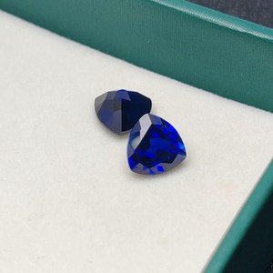 Saphir bleu royal de laboratoire taille trillion, pierre de naissance de septembre, pierre précieuse synthétique en vrac - Product Image 2