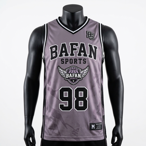 Camiseta de baloncesto premium de malla de poliéster de 160 GSM para hombre, gris y morado con paneles laterales negros, sublimación, logotipo personalizado, camiseta deportiva - Product Image 3