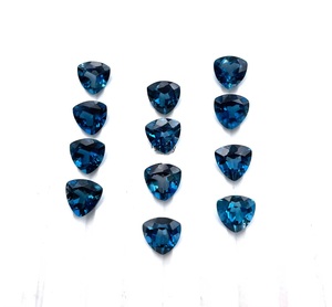 Topacio Azul de Londres Natural, Corte Trillón, Piedras Sueltas de 5mm, Topacio Azul Facetado, Venta al Por Mayor para Fabricación de Joyería en India - Product Image 1