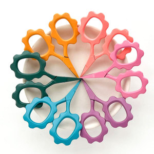 กรรไกรปักผ้าสแตนเลสสีสันสดใส รูปทรงดอกทานตะวัน สำหรับคนถนัดขวา ปลายทู่ ใบมีดตรง รับทำโลโก้ อุปกรณ์เสริมสวย - Product Image 6