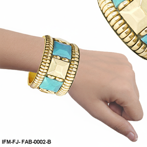 Brazalete Ancho Dorado Exótico con Turquesa y Detalles de Piedras Piramidales, Joyería Bohemia de Diseño Audaz para Mujer - Product Image 2