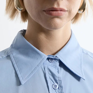 Camisa de Mujer Clásica Azul con Botones, Manga Larga, Cuello Camisero, Color Sólido, Tela Popelina, Corte Regular, Hecha a Medida - Product Image 5