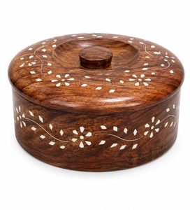Caja de especias de madera tallada a mano con diseño floral y almacenamiento compartimentado para uso en la cocina. - Product Image 2