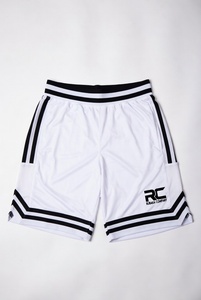 Shorts de basket-ball blancs avec bandes latérales noires et logo RC, collection de vêtements de sport pour athlètes, en studio professionnel. - Product Image 1