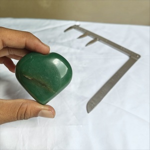 Pierre de guérison en jade vert naturel poli en forme de cœur, gravée sur le thème de l'amour, pour la décoration intérieure - Product Image 1