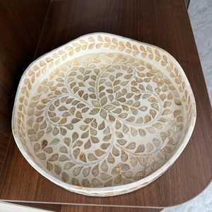 Plateau de service décoratif en nacre incrustée, motif floral neutre, mosaïque artisanale, design moderne et luxueux, passe au lave-vaisselle - Product Image 1