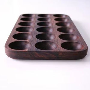 Support à œufs en bois classique pour les intérieurs de cuisine traditionnels, alliant style intemporel et rangement fonctionnel. - Product Image 1