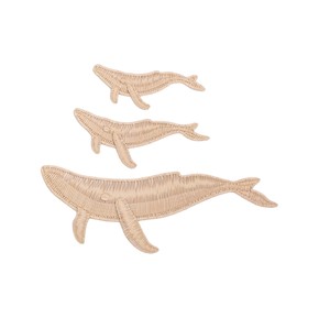 Arte de pared de mimbre con diseño de familia de ballenas estilo boho para habitación infantil, decoración de ratán, decoración de animales marinos tejidos con fibra vegetal sostenible. - Product Image 1