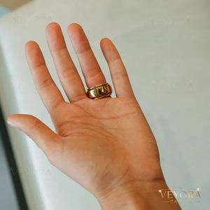 Anillo de Plata de Ley 925 de Primera Calidad con Esmeralda de Corte Pera y Diamantes para una Colección de Joyería de Lujo para Mujeres Elegantes - Product Image 2