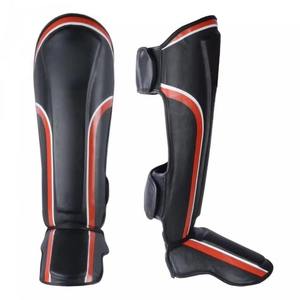 Protège-tibias en cuir multisports pour adultes Hawk, offrant une grande polyvalence, une couche extérieure durable et une protection en mousse souple. - Product Image 1