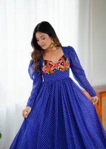 Robe longue de soirée indienne et pakistanaise en georgette bleu roi, brodée de miroirs Kutchi, style Lehenga Choli, pour la vente en gros - Product Image 5