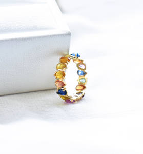 Hermoso Anillo de Eternidad con Corona Chroma en Oro de 14K y Zafiros Naturales Multicolor en Corte Pera - Product Image 4