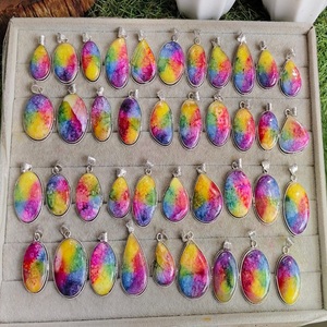 Colgante Clásico de Cristal de Cuarzo Verde, Amuletos Naturales, Accesorio Unisex Elegante y con Estilo para Aniversario y Boda - Product Image 2