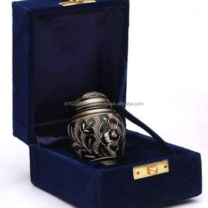 Urnas de recuerdo clásicas de latón para cenizas con hermosos detalles artesanales adecuados para monumentos familiares atemporales - Product Image 6