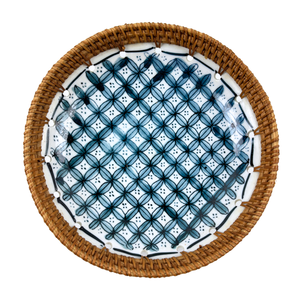 Plat de service en céramique à motif géométrique à carreaux bleus fait à la main, bordure en rotin tissé écologique pour la maison, la salle à manger et la fête. - Product Image 3
