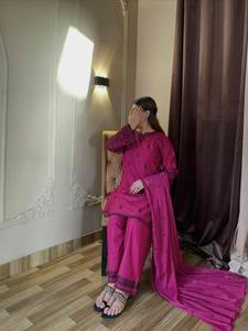 Robe Anarkali longue brodée lavande pour femme, tenue traditionnelle indienne et pakistanaise pour mariage, coupe ample en polyester - Product Image 2