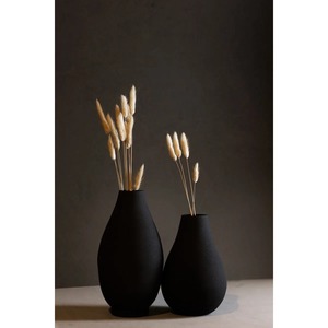 Jarrón de mesa minimalista de metal negro hecho a mano con acabado liso para decoración moderna del hogar. - Product Image 2