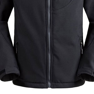 Chaqueta ligera de softshell con textura suave y tacto agradable. Ideal para usar en capas en climas frescos. - Product Image 6