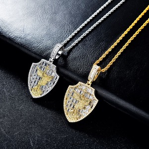 Colgante Religioso Vintage de San Miguel Arcángel Chapado en Plata 925 con Moissanita Corte Esmeralda y Oro de 10k - Product Image 5