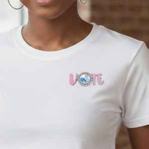 Broche de solapa Jack and Jill Pink VOTE con borde de perlas, accesorio llamativo para el día de las elecciones - Product Image 6