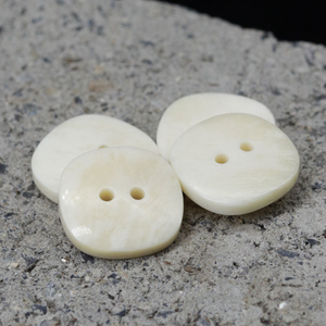 Botones Cuadrados de Hueso de Vaca Blanco Natural de Dos Ojos, Botones Irregulares Ecológicos para Ropa de Moda, Abrigos, con Logotipo Personalizable - Product Image 4