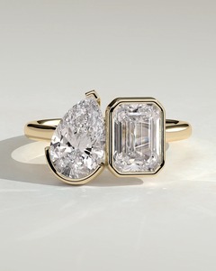 Anillo de compromiso Toi et Moi con diamante cultivado en laboratorio, engaste de perlas Calvellae y esmeraldas, con bisel completo y medio bisel, certificado IGI - Product Image 1
