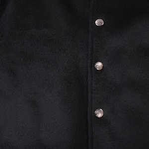 เสื้อแจ็คเก็ตวาร์ซิตี้สีดำปักลายสำหรับผู้ชาย ผ้าขนสัตว์ผสม 100% คอตั้ง ซับในผ้าไหม สไตล์สตรีทแวร์ ตัวอักษรปักเทรนดี้ สำหรับฤดูหนาว - Product Image 4