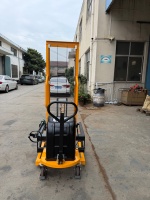 EZ LIFT EDA40 - Élévateur électrique sécurisé pour fûts d'huile en acier de 55 L avec une hauteur de levage maximale de 1350 mm