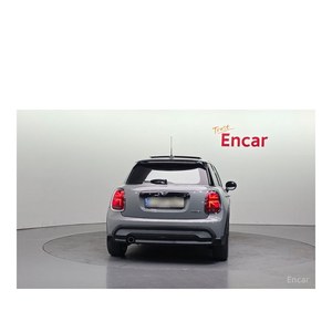 Mini Cooper 5 portes Classic Plus avril 2022 59 303 km Volant à gauche Sièges en cuir Caméra de recul - Product Image 4