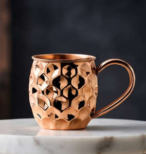 Mug à Moscow Mule en cuivre pur texturé à facettes, tasse à boire en métal massif, récipient traditionnel pour bar à cocktails - Product Image 1