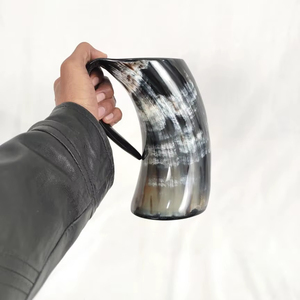 Jarra de cuerno vikinga original de alta calidad, hecha a mano y pulida, con asa, 600 ml, para la venta al por mayor. - Product Image 1