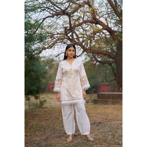 Kurti de Algodón Blanco Bordado de Primera Calidad con Salwar a Juego, Cuello en V, Ropa Étnica para Mujer, Disponible a Precio de Exportación - Product Image 1