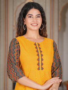 Kurta Anarkali pour femmes en coton moutarde à imprimé géométrique zig-zag, col, manches trois-quarts, été, séchage rapide, matériaux recyclés - Product Image 3