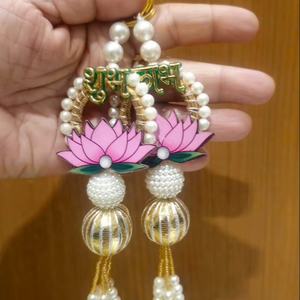 Ensemble de suspension de porte artisanal Shubh Labh Lotus Pearl, qui apporte une élégance divine et un charme festif à votre décoration intérieure. - Product Image 2